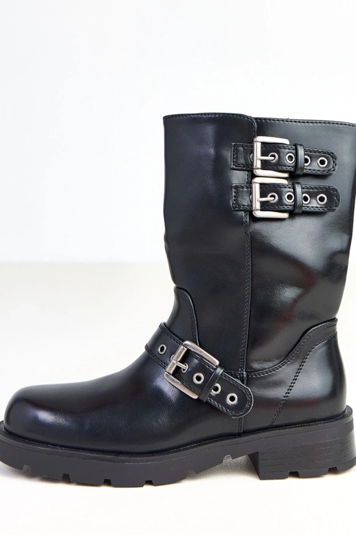 Schwarze Stiefeletten auf... Schwarze Stiefeletten auf...