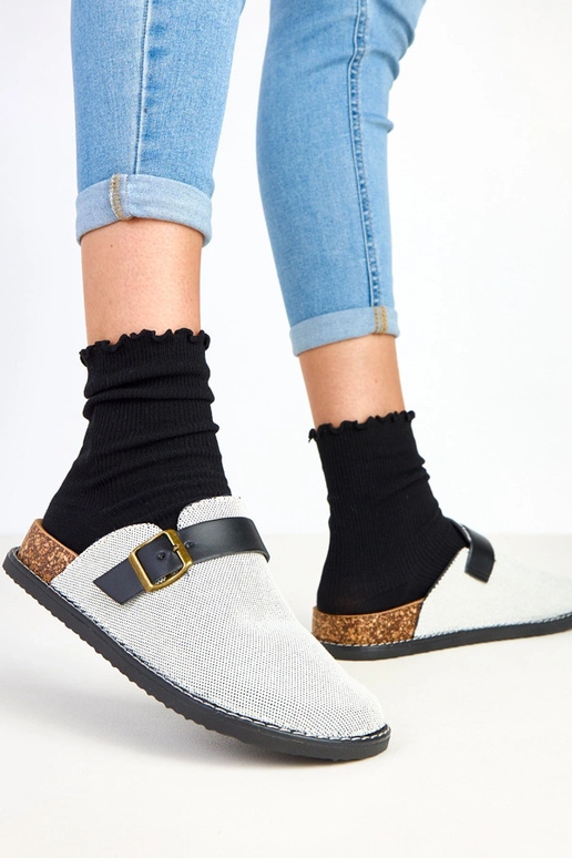 Schwarze Schlappen auf Kork-Plateau... Schwarze Schlappen auf Kork-Plateau...