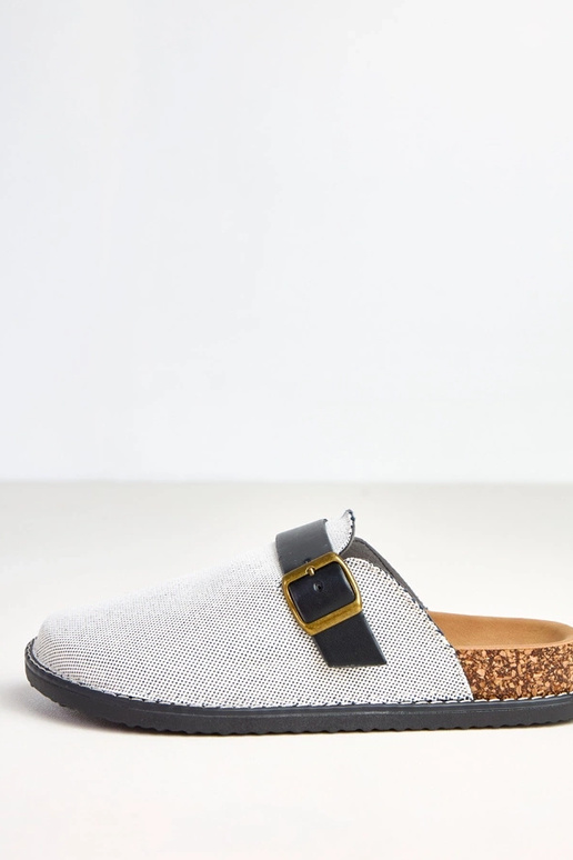 Schwarze Schlappen auf Kork-Plateau... Schwarze Schlappen auf Kork-Plateau...