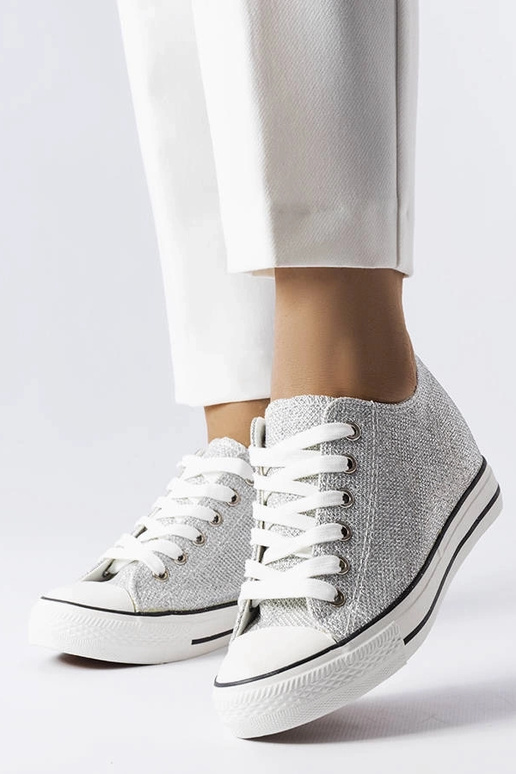 Silberne glänzende Sneakers mit... Silberne glänzende Sneakers mit...