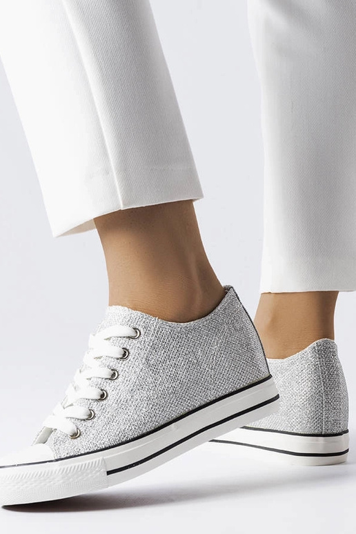 Silberne glänzende Sneakers mit... Silberne glänzende Sneakers mit...