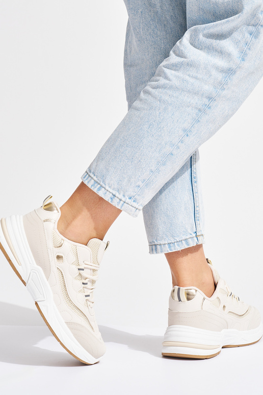 Beige Frauen Sportschuhe auf einer dicken Sohle Beige Frauen Sportschuhe auf einer dicken Sohle