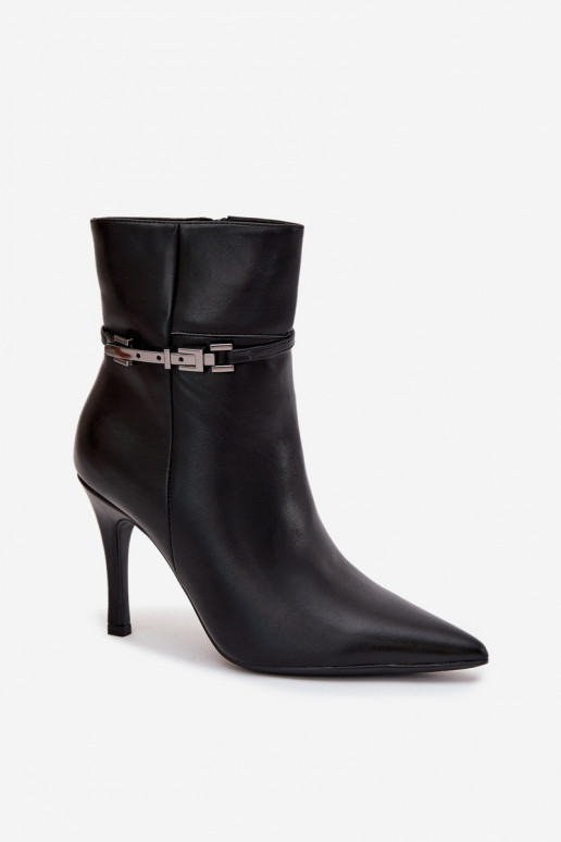 Schwarze gefütterte Damen-Stiefeletten mit dünnen Absätzen, Riemen und silbernen Elementen „Bellisse" Schwarze gefütterte Damen-Stiefeletten mit dünnen Absätzen, Riemen und silbernen Elementen „Bellisse"