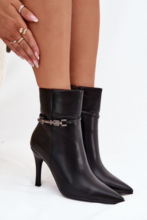 Schwarze gefütterte Damen-Stiefeletten mit dünnen Absätzen, Riemen und silbernen Elementen „Bellisse" Schwarze gefütterte Damen-Stiefeletten mit dünnen Absätzen, Riemen und silbernen Elementen „Bellisse"