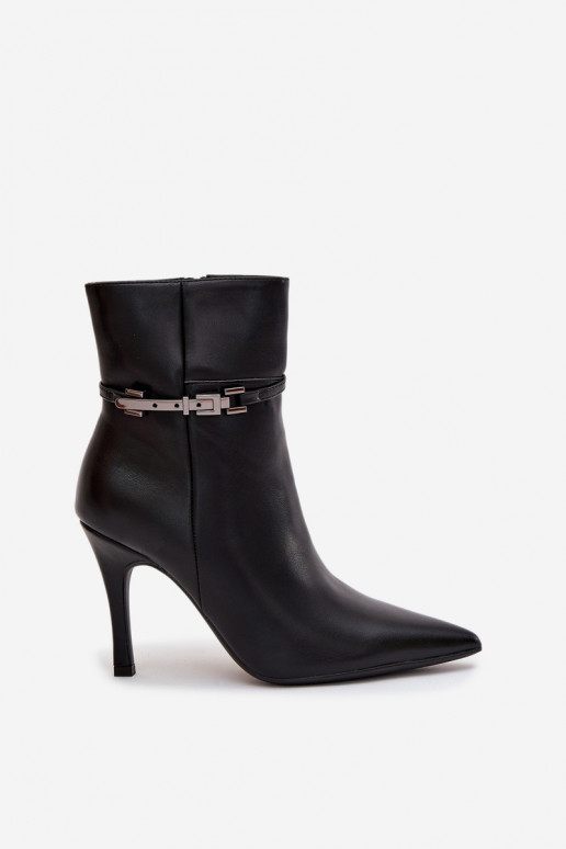 Schwarze gefütterte Damen-Stiefeletten mit dünnen Absätzen, Riemen und silbernen Elementen „Bellisse" Schwarze gefütterte Damen-Stiefeletten mit dünnen Absätzen, Riemen und silbernen Elementen „Bellisse"