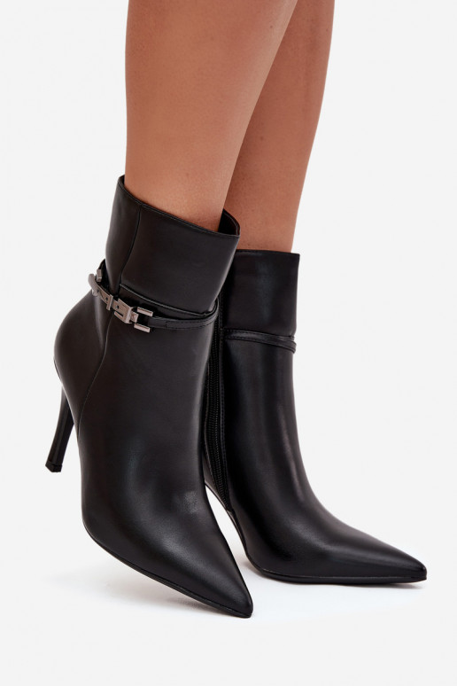 Schwarze gefütterte Damen-Stiefeletten mit dünnen Absätzen, Riemen und silbernen Elementen „Bellisse" Schwarze gefütterte Damen-Stiefeletten mit dünnen Absätzen, Riemen und silbernen Elementen „Bellisse"