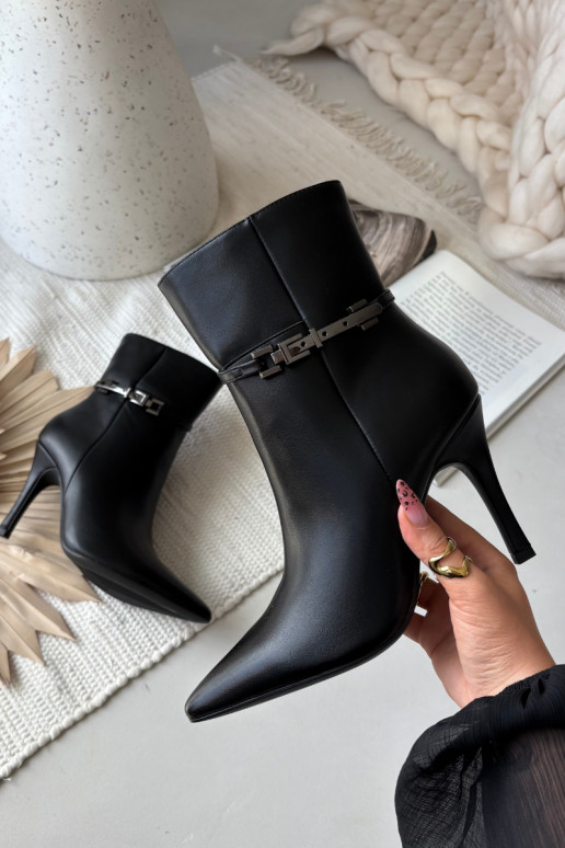 Schwarze gefütterte Damen-Stiefeletten mit dünnen Absätzen, Riemen und silbernen Elementen „Bellisse" Schwarze gefütterte Damen-Stiefeletten mit dünnen Absätzen, Riemen und silbernen Elementen „Bellisse"