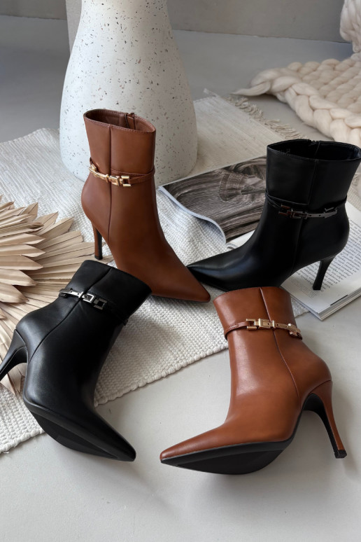 Schwarze gefütterte Damen-Stiefeletten mit dünnen Absätzen, Riemen und silbernen Elementen „Bellisse" Schwarze gefütterte Damen-Stiefeletten mit dünnen Absätzen, Riemen und silbernen Elementen „Bellisse"
