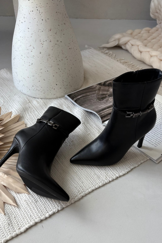 Schwarze gefütterte Damen-Stiefeletten mit dünnen Absätzen, Riemen und silbernen Elementen „Bellisse" Schwarze gefütterte Damen-Stiefeletten mit dünnen Absätzen, Riemen und silbernen Elementen „Bellisse"