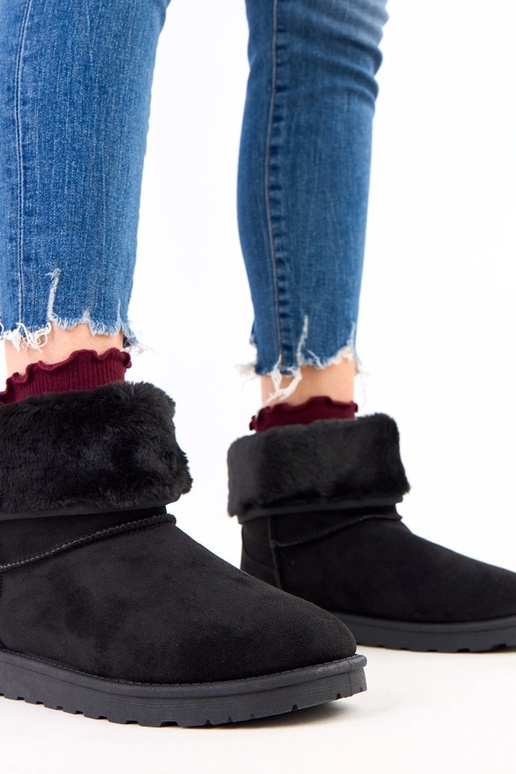 Schwarze Schneestiefel mit Fell auf...