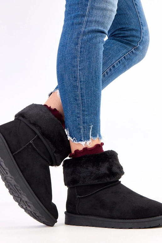 Schwarze Schneestiefel mit Fell auf...