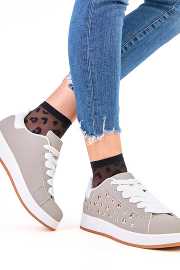 Graue Sneakers auf... 2