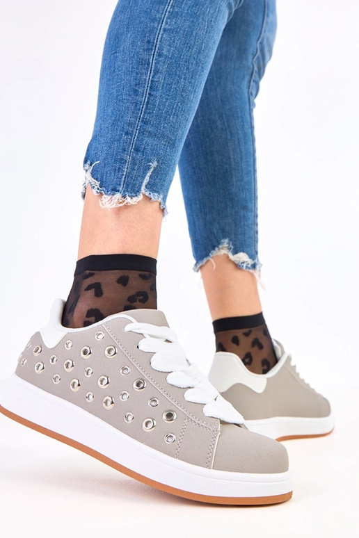 Graue Sneakers auf Plattform mit...