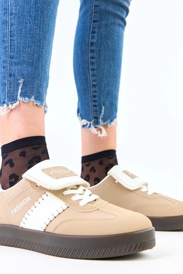 Braune Sneakers auf Plattform mit Nähten Puente