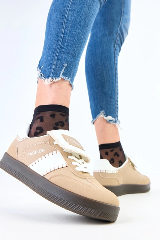 Braune Sneakers auf Plattform mit...