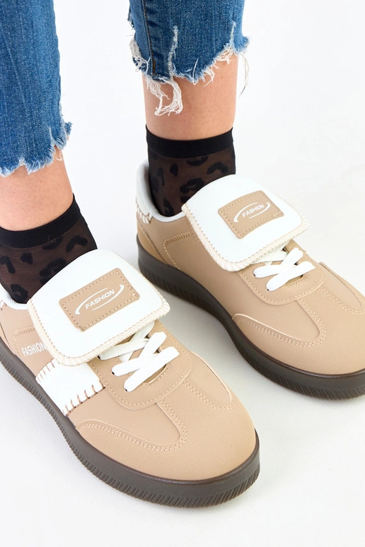 Braune Sneakers auf Plattform mit...