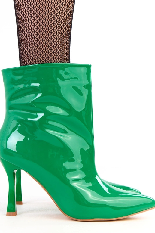 Grüne Lackstiefeletten auf hohen...