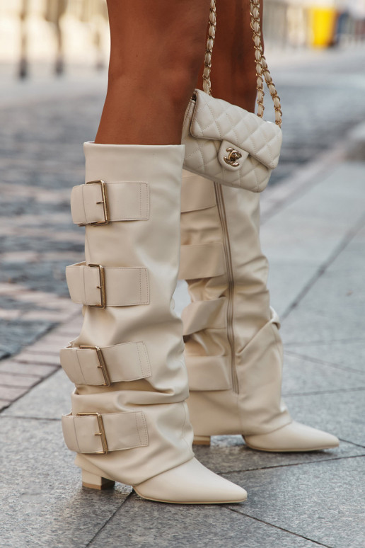 Damenstiefel mit Absatz, eingearbeitetem Schaft und goldenen Schnallen in elfenbeinfarben Isavelle
