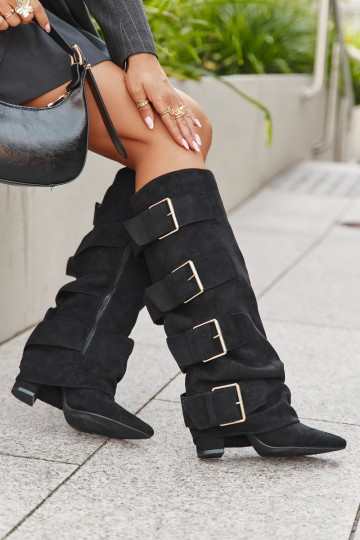 Damenstiefel mit Absatz, eingearbeitetem Schaft und goldenen Schnallen aus schwarzem Eko-Suede Is 2