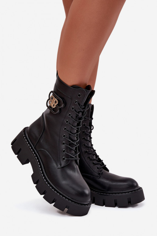 Warm gefütterte Damenstiefeletten und Noker mit Ornamenten in schwarz Melisse Warm gefütterte Damenstiefeletten und Noker mit Ornamenten in schwarz Melisse