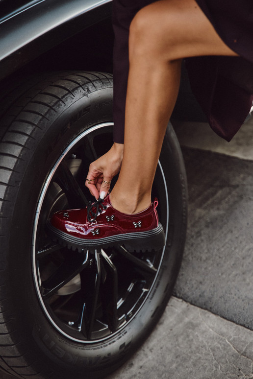 mit Lackeffekt Haut Schuhe FemininPrzypinkami Artiker 57C0336 Burgund