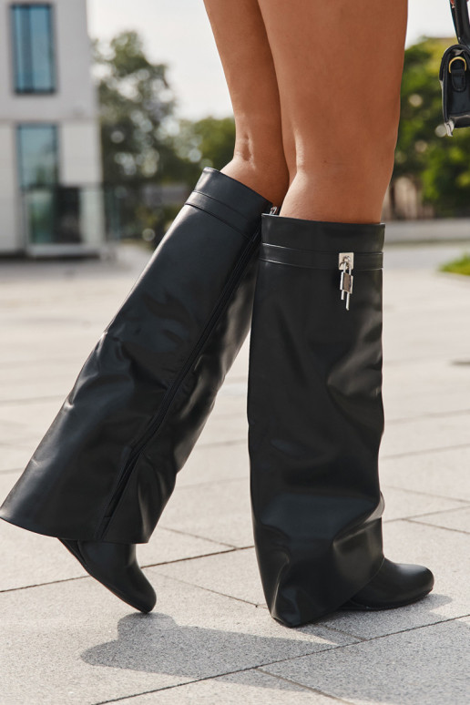 Damen-Stiefel mit Plattform, Riemen und silbernen Details aus schwarzem Eko-Leder Korivelle Damen-Stiefel mit Plattform, Riemen und silbernen Details aus schwarzem Eko-Leder Korivelle