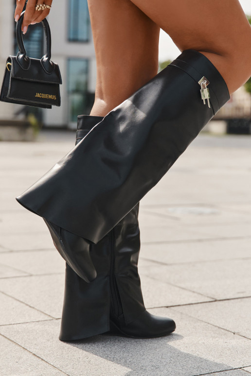 Damen-Stiefel mit Plattform, Riemen und silbernen Details aus schwarzem Eko-Leder Korivelle Damen-Stiefel mit Plattform, Riemen und silbernen Details aus schwarzem Eko-Leder Korivelle