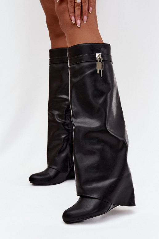 Damen-Stiefel mit Plattform, Riemen und silbernen Details aus schwarzem Eko-Leder Korivelle Damen-Stiefel mit Plattform, Riemen und silbernen Details aus schwarzem Eko-Leder Korivelle