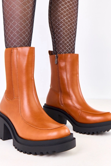 Brązowe botki na słupku z... 2