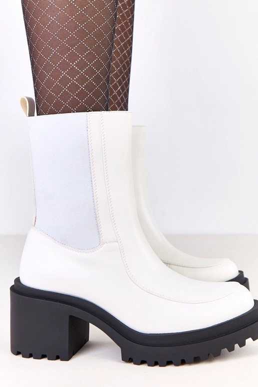 Białe botki na słupku z elastyczną...