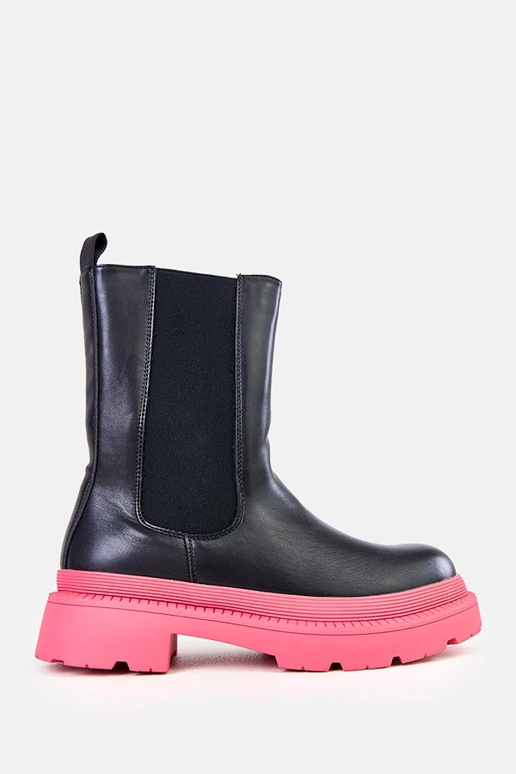 Czarne botki na różowej podeszwie...