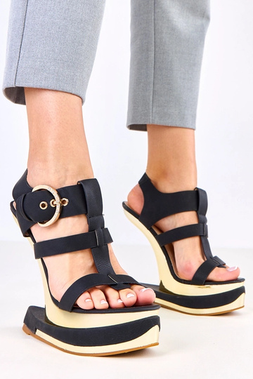 Schwarze Sandalen auf...