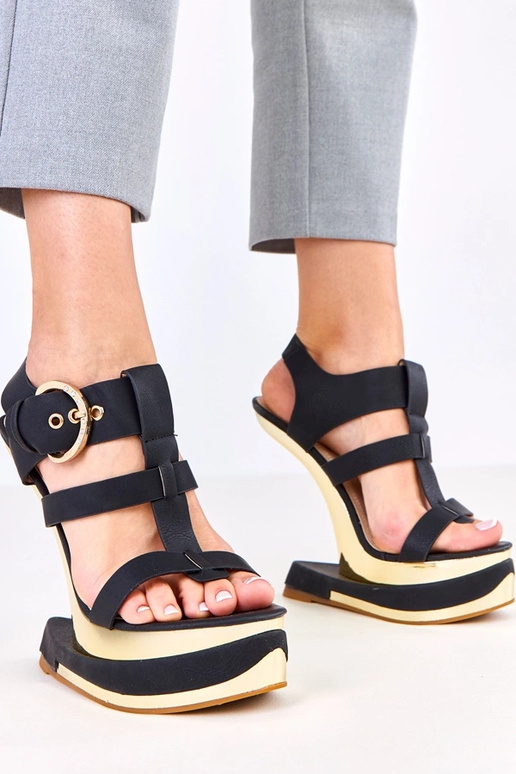 Schwarze Sandalen auf futuristischem...