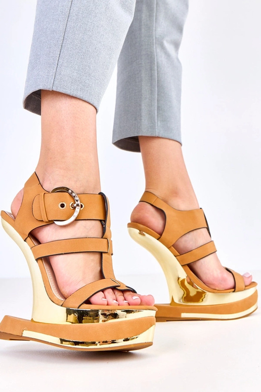 Braune Sandalen auf futuristischem...