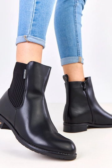 Schwarze Stiefeletten auf... 2