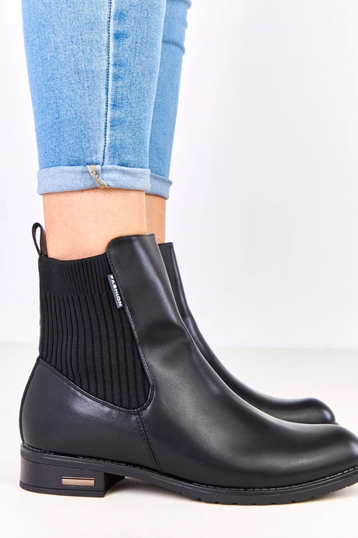 Schwarze Stiefeletten auf flacher...