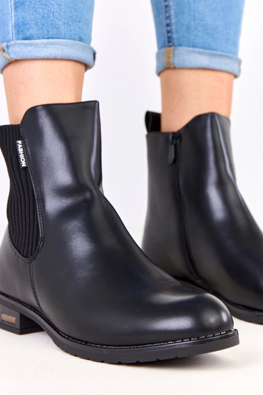 Schwarze Stiefeletten auf flacher...