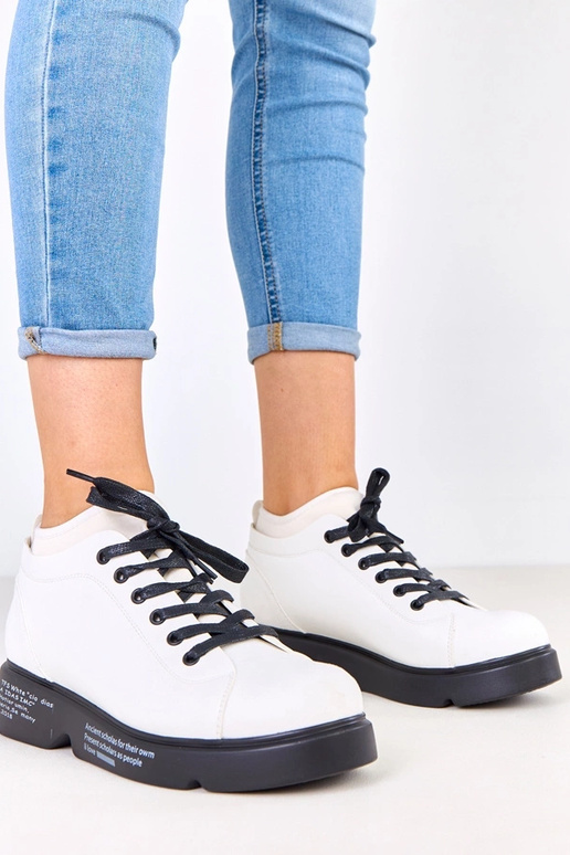 Balte Halbschuhe mit Muster auf der...