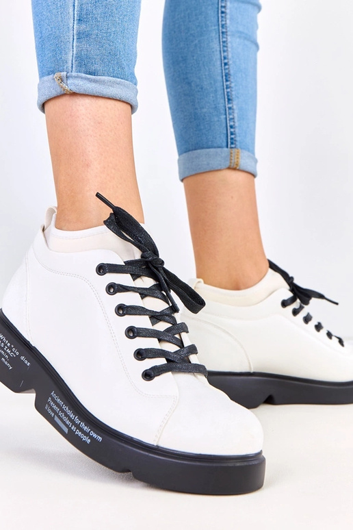 Balte Halbschuhe mit Muster auf der...