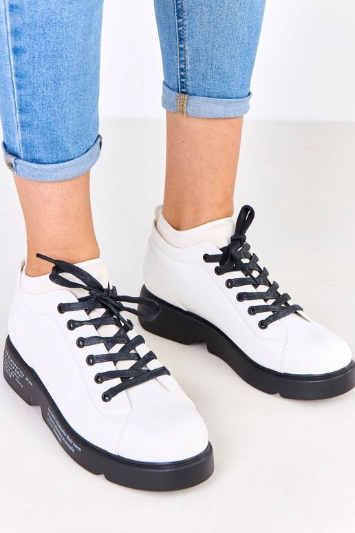 Balte Halbschuhe mit Muster auf der...