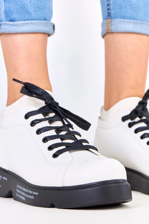 Balte Halbschuhe mit Muster auf der...