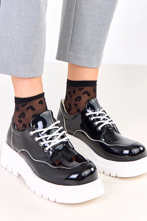 Schwarze Halbschuhe auf massiver...