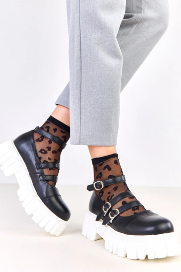 Schwarze Halbschuhe auf...
