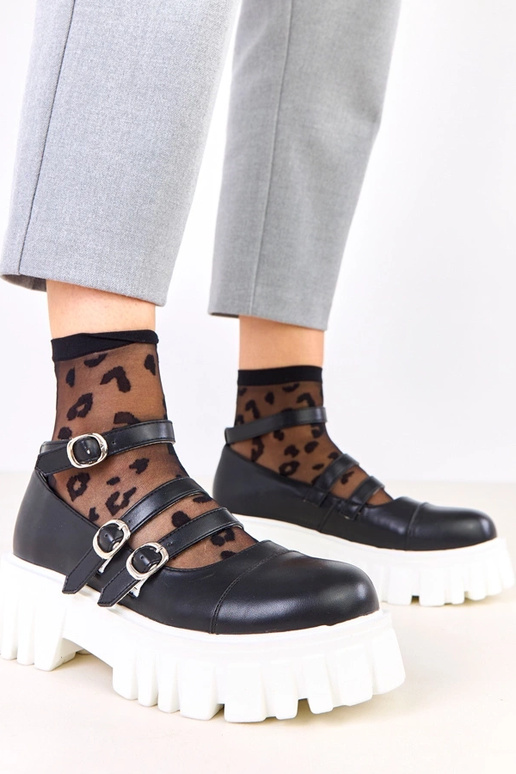 Schwarze Halbschuhe auf Traktorsohle...