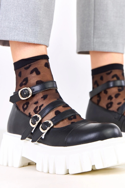 Schwarze Halbschuhe auf Traktorsohle...