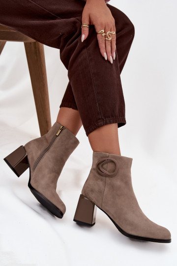 Warme Wildlederstiefeletten auf Absatz mit dekorativen Details Artiker 57C0014 in Sand