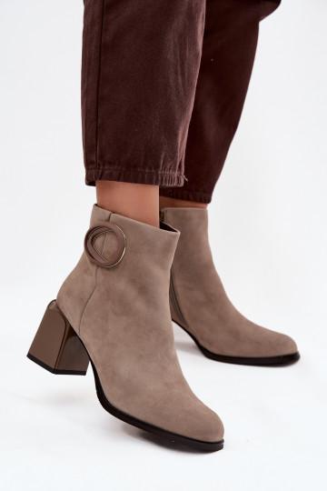 Warme Wildlederstiefeletten auf Absatz mit dekorativen Details Artiker 57C0014 in Sand 2