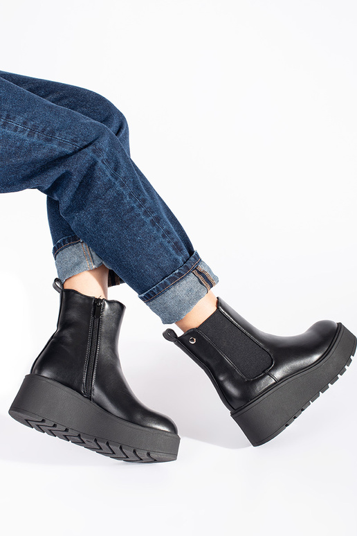 schZuarze Farbe Frauen Schuhe auf einem Keil