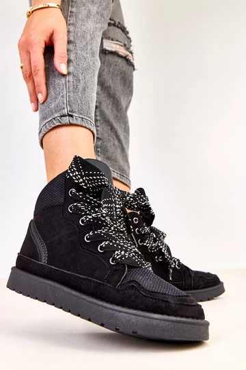 Schwarze hohe Sportschuhe mit dicken Schnürsenkeln Klevis