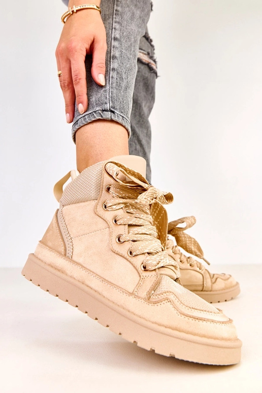 Sandfarbene hohe Sneakers mit dicken... Sandfarbene hohe Sneakers mit dicken...